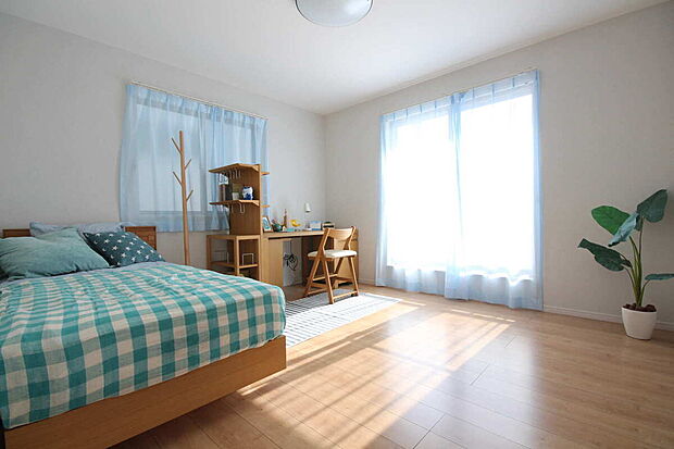 【【洋室同仕様】】2階の各洋室は、ご家族のプライベートを大切にできる振り分けタイプ。6.0帖以上を確保したゆとりある空間です。