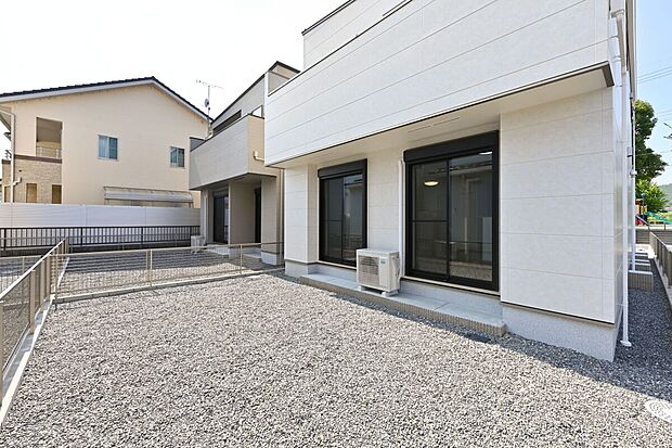 【【D棟 庭】】お家で過ごす時間に、プラスαの寛ぎと豊かさを与えてくれます。ゆとりある敷地だからこそ思いっきり楽しめる住まいです。