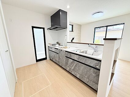 【F棟 キッチン】