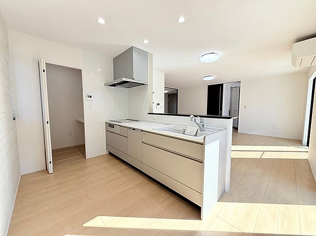 【【D棟　キッチン】】タカラスタンダード製のキッチン。キャビネットは全て引出しタイプのスライド収納。収納量と使い勝手の良さが魅力です。