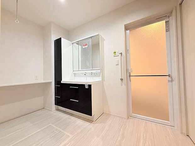 【【D棟　洗面室】】ゆとりの洗面室で朝の身支度も快適スムーズに。3面鏡で髪のセットやお化粧もストレスなくこなせ、朝から気分良く通勤通学に向かえそうです！鏡の裏にはたっぷりと収納スペースを標準装備！