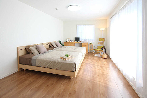 【【主寝室施工例】】洋室の中で一番広い10.0帖以上の主寝室で快適な睡眠をご体感ください。ウォークインクローゼットを設けており、住空間を広く有効活用できます。