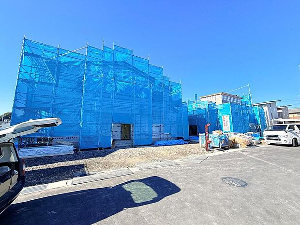 【【前面道路含む現地写真】】周辺は多くの住宅が建ち並ぶ住宅街です。小さなお子様がいるご家庭にも安心な住環境です。5台駐車可能なため、両親や友人が遊びに来る時にも駐車場所に困りません。