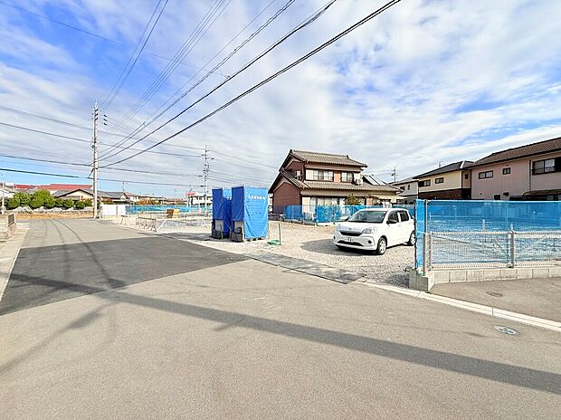 【【前面道路含む現地写真】】三岐鉄道三岐線「大矢知」駅まで徒歩約5分、自転車約2分。将来のお子様の通学も視野に入れると、各方面アクセスが良い住環境は日々の生活を助けてくれます。