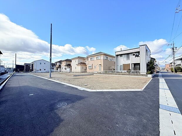 【【前面道路含む現地写真】】イオンモール 四日市北まで自転車約7分、車約3分(約1,700m)。休日にはご家族連れで賑わうショッピングセンターで、お買い物もお食事も楽しめます。