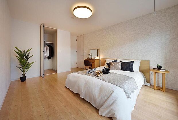 【【主寝室同仕様】】ウォークインクローゼット付きのゆとりある主寝室。ダブルベッドを置くことができる広さです。ゆとりの寛ぎ空間でプライベートタイムをゆったりとお過ごしいただけます。