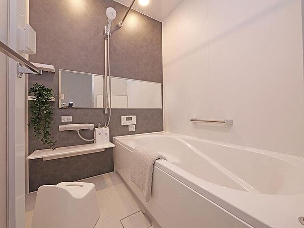 【【浴室同仕様】】浴室暖房乾燥機付きで雨の日でも洗濯物が干せるので、忙しい共働きのご家庭でも大活躍です。様々な機能があり入浴前後に重宝します。