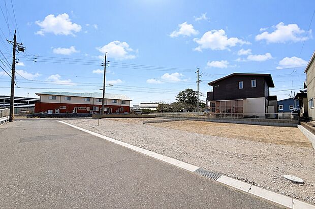 【【前面道路を含む現地写真】】前面道路は約5.5m以上あり、アスファルト舗装が施されているため、車の通行もしやすい整った道路環境となっています。