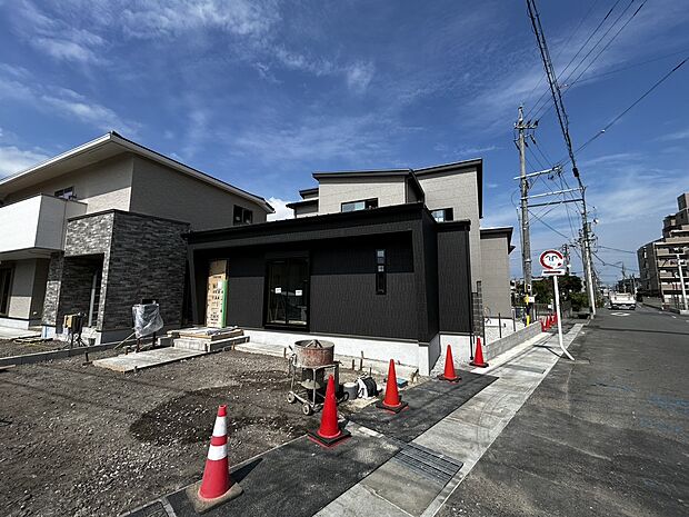 【【前面道路含む現地写真】】お子様は好奇心がいっぱい。外で遊んだり、地域の人との交流があったり♪そんなお子様の成長を支える周辺環境が充実。平田東町エリアだからこその充実した子育て環境です。