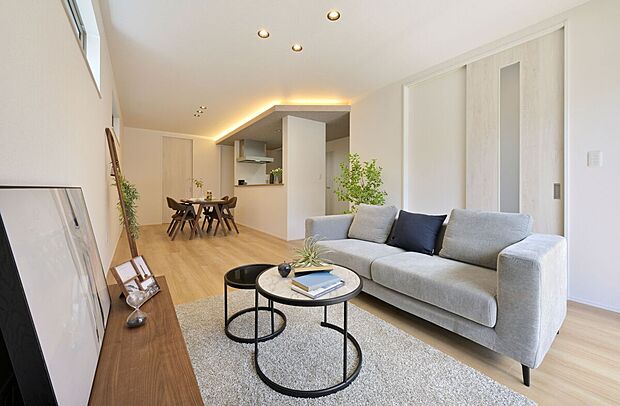 【【B-10棟 LDK】】リビングはご家族団らんはもちろん、お客様をお迎えする大切な空間でもあります。大勢集まっても圧迫感がなく、開放的な空間でゆったりとお過ごしいただけます。