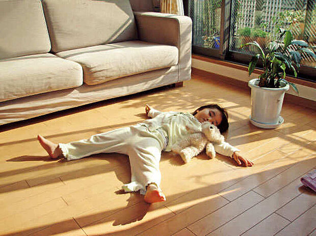 【床暖房】ガス温水式床暖房
部屋全体を足元から暖める「ガス温水式床暖房」。ほこりがたたずダニもでないので健康的。