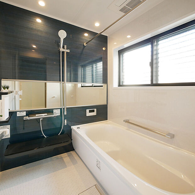 【浴室】システムバス
保温材付きの魔法びん浴槽。従来より大きい1坪サイズ（1717）。今話題のカラリ床、バリアフリー専用システムバス。