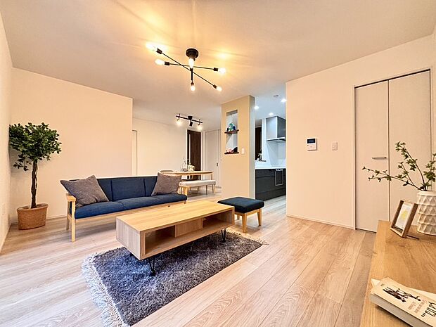 【【Ｌ棟　LDK】】キッチンから全体を見渡せるので、家事をしながらでもご家族との会話が弾みます。リビングに隣接した和室はお子様の遊び場やお昼寝スペースとして重宝します。