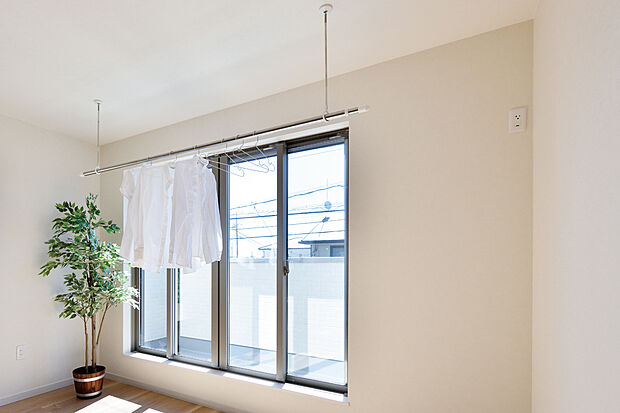 【ホスクリーン】ポールがワンタッチで着脱可能なスポット型物干し。非使用時はフックに収納でお部屋スッキリ。急な雨の時にもパッと室内に取り込めて便利です。