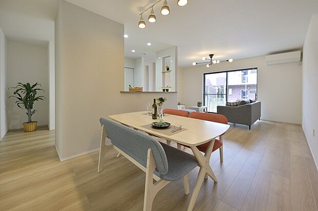 【C棟　LDK】20帖の広々リビングは、日当たりが良く、部屋いっぱいに明るい陽光が広がります。