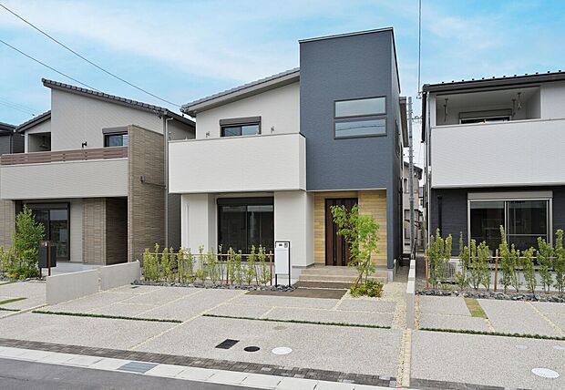 【D棟　外観】各棟個別にプロのコーディネーターがデザイン。
隣棟はもちろんのこと、周りの街並みとのバランスをしっかりと考えて設計。
街並みの一角を鮮やかに彩ります。
