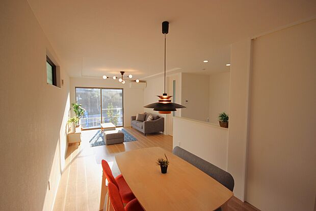 【【C棟　LDK】】ご家族みんなで長い時間を過ごすリビングは一番居心地の良い場所であって欲しい空間です。開放感のある広々リビングに光と風を呼び込みます。収納も多く快適な住空間を実現します。