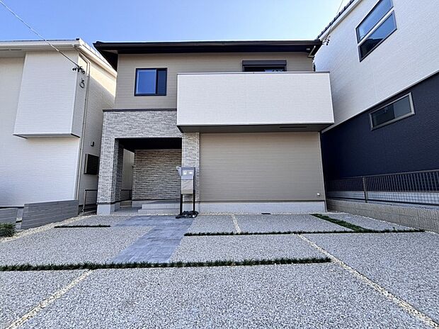 【【B棟　外観】】スタイリッシュでありながら温かみを感じる外観です。玄関ポーチにゆとりがあり、自転車やベビーカーも置けます。