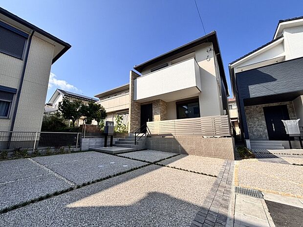 【【D棟　外観】】外壁が周囲の街並みと青空に映えるお洒落な仕上がり！青い空が大きく感じます。飽きの来ないシンプルでスタイリッシュな外観です。