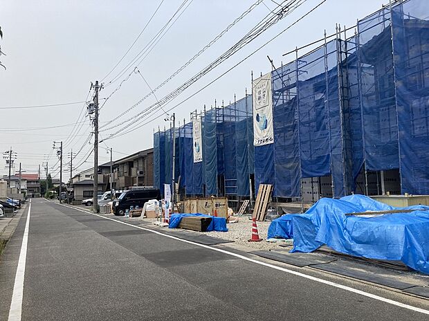 【【前面道路含む現地写真】】元気なお子様のお外遊びも、公園が近くにあれば安心♪気軽な近さの逢生公園や草刈公園でお散歩やピクニックをすれば、気分もリフレッシュできそうです。