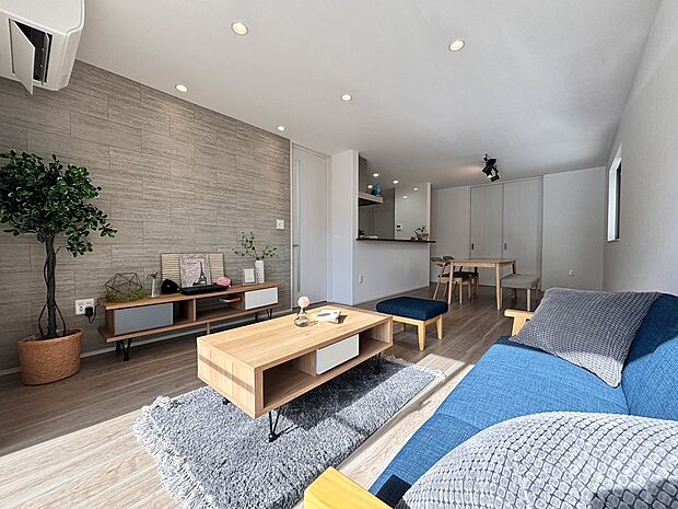 【【B棟 LDK】】対面式キッチンを配し、ご家族とのコミュニケーションが取りやすい間取りです。LDでお過ごしのご家族を見守ったり、お子様と今日一日の出来事をお話したりできます。