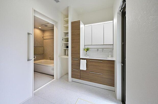 【【洗面室同仕様】】シャワー付き水栓を採用しており、朝の身支度や日々のお手入れなどに便利にご利用いただけます。収納スペースも豊富で、水回り用品などをスッキリと収納可能です。