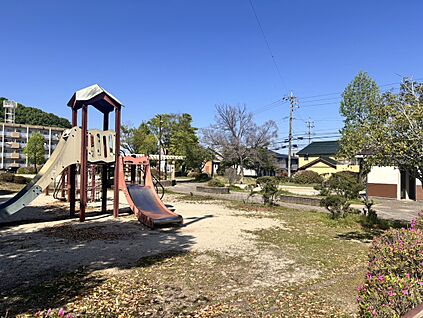 岩畑公園 約90m(徒歩約2分　自転車約1分)