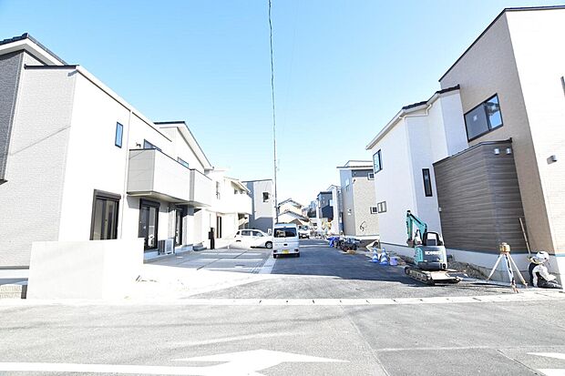 【前面道路含む現地写真】
前面道路を走る車が少ない道路。お車の出し入れが苦手な方や小さなお子様にも安心です。しっかり舗装もされているので、ベビーカーや自転車で通っても快適に通行できます。