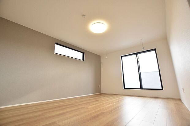 【【I棟　主寝室】】ウォークインクローゼット付きのゆとりある主寝室。ダブルベッドを置くことができる広さです。ゆとりの寛ぎ空間でプライベートタイムをゆったりとお過ごしいただけます。