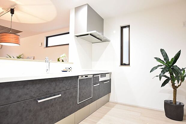 【【B棟　キッチン】】浄水機能付きシャワー水栓は、浄水器ごと蛇口が引き出せるので、ポットやお鍋などに浄水を注ぐときやシンクを洗う時に便利です。 
