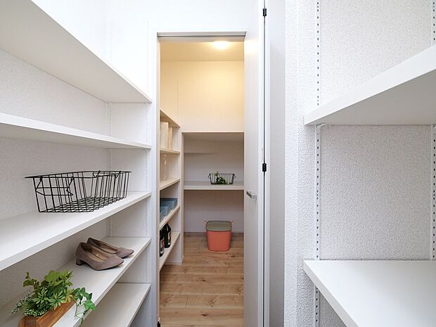 【【E棟 玄関収納・パントリー】】可動棚などを備えた玄関収納とパントリー。玄関・玄関収納・パントリー・LDKへのアクセスが可能な、回遊性のある間取り設計を採用。家事動線にも配慮しました。