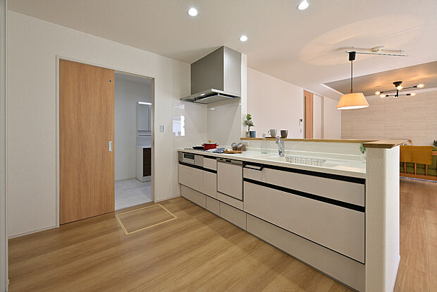 【【C棟　キッチン】】お手入れ簡単、収納力、使いやすさにこだわったシステムキッチンです。キッチンでの作業が楽しくなる嬉しい設備を標準装備しています。