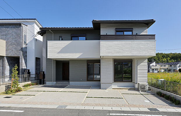 【【E棟　外観】】シンプルで洗練されたデザインながら、あたたかみのある外観です。高窓を取り入れ、採光面を考慮した住まいです。