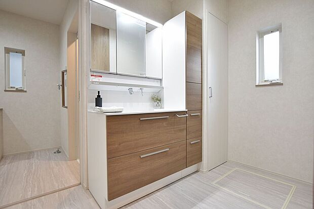 【【A棟 洗面室】】3面鏡タイプの洗面化粧台を採用しています。鏡裏と洗面ボウル下、洗面台横に収納があり、洗面スペースをすっきりと保つことができます。