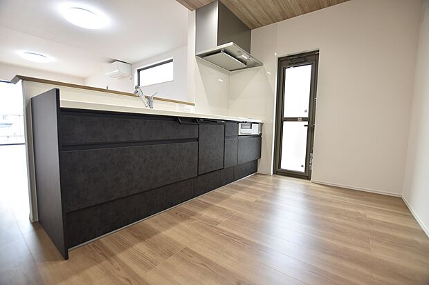 【【B棟　キッチン】】お料理や他の家事をしながら大切なご家族との会話を楽しめます。ご家族とのコミュニケーションが生まれる対面式のシステムキッチンです。