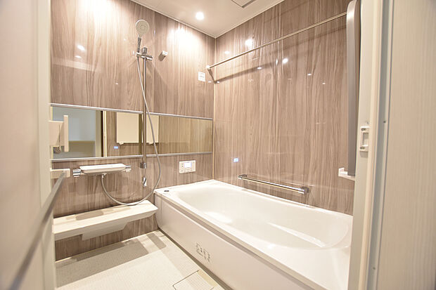 【【A棟 浴室】】1坪タイプのバスルーム。ゆったり足が伸ばせるので、毎日の疲れを癒すバスタイムを実現。ご家族一緒に入れます。浴室暖房乾燥機付きで浴室内干しも可能!