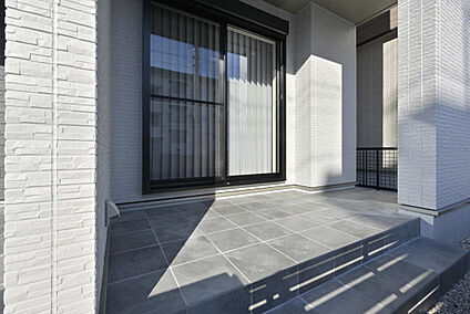 【B棟　タイルテラス】