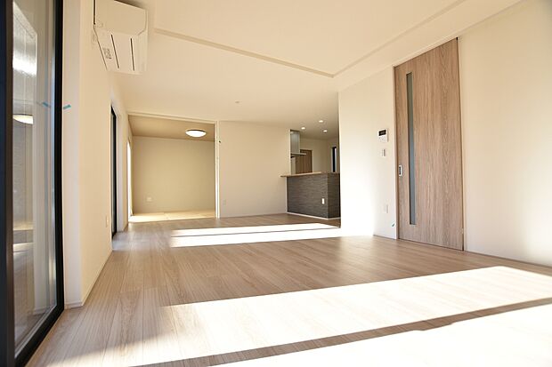 【【A棟　LDK】】ご家族みんなが集まってもゆとりの広さ♪ご家族それぞれの多様な住まい方や将来の暮らしの変化にも対応できる住まい空間を実感していただけます。