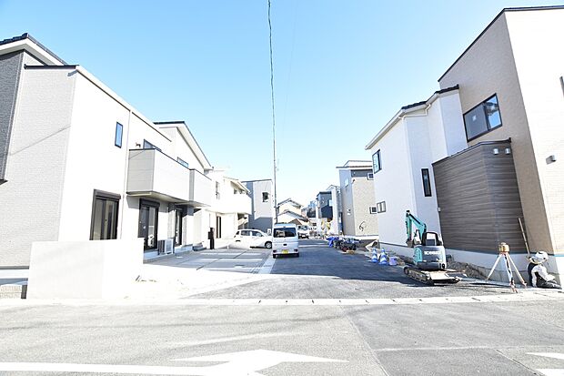 【【前面道路含む現地写真】】イオンモール長久手まで徒歩約12分(約950m)。休日にはご家族連れで賑わうショッピングセンターで、お買い物もお食事も楽しめます。