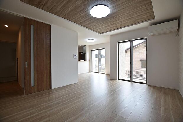 【【E棟　LDK】】ご家族みんなで長い時間を過ごすリビングは一番居心地の良い場所であって欲しい空間です。開放感のある広々リビングに光と風を呼び込みます。収納も多く快適な住空間を実現します。