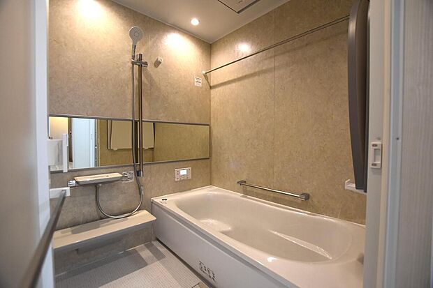 【【E棟　浴室】】限られた空間を広く見せるワイドミラー採用の1坪バスルーム。ゆったり足が伸ばせるので、毎日の疲れを癒すバスタイムを実現。ご家族みんなでも入れます。浴室暖房乾燥機付きで浴室内干しも可能！