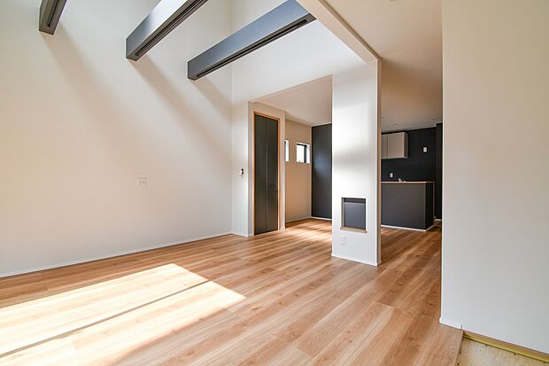 【LDK】リビング部分には開放的な吹抜けを配置!明るいリビングを演出!!