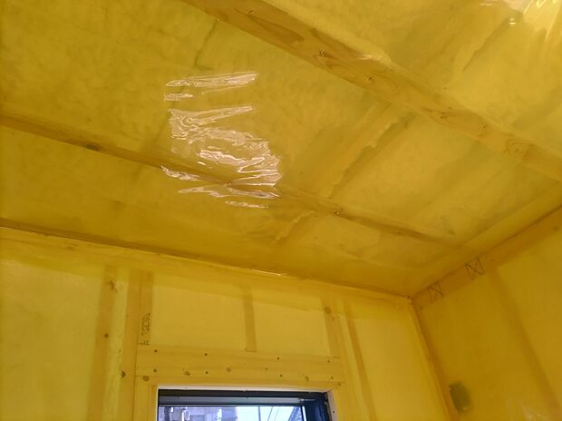 【~気密シートの必要性~】断熱材は発泡式の吹付断熱を採用。さらに室内側ボードを貼る間に気密シートを家の外周(外気にふれる箇所)に巻きつけるのを標準としています。これにより外部からの湿気や室内暖気の放出などを抑え、快適な室内空間を維持します。細かな事ですがこれが行われているか省かれているかでは完成後の住みやすさに違いが生じます