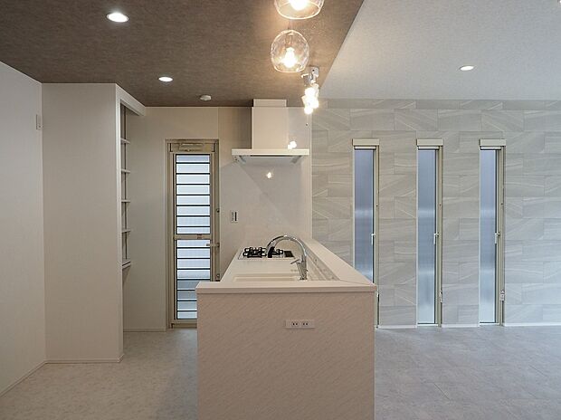 【大津市:T様邸 2024年6月完成】キッチンのサイドまでまわした腰壁や3連窓などお好きにデザイン可能な自由設計です