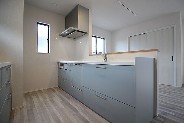 【キッチン(panasonic)】キッチンの標準仕様はLIXIL、パナソニック、TOTO製をラインナップ。ガス、IHどちらでもお選び頂けます。食洗機付、浄水器内蔵水栓となっています。ショールームにて弊社標準仕様をご確認頂き、例えば水栓だけタッチレス水栓に変えたいなど細かなオプションもお伺いしその都度差額をご提示致します。また、最近は流し上の吊り戸棚が不要の方も多く、その場合はその分を引かせて頂きます