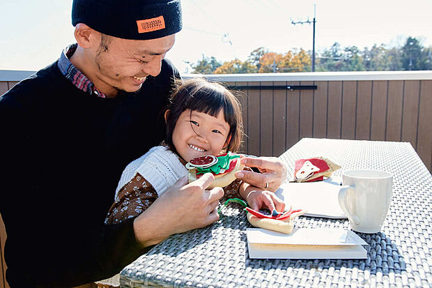 【屋上庭園の楽しみ方】家族で過ごす屋上時間。
屋上に上がれば、雲の流れや、太陽の傾き、風の匂いを感じ、鳥の声が聞こえてくる。
家族で季節や時間の移り変わりを感じてみませんか？