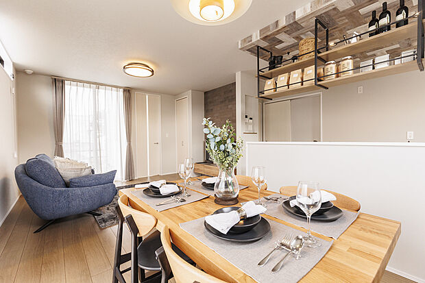 【 【施工例】ダイニング】ここにはみんなが集い、食事と楽しい会話が始まる。そんな束の間の幸せを感じさせてくれる場所でありたい。