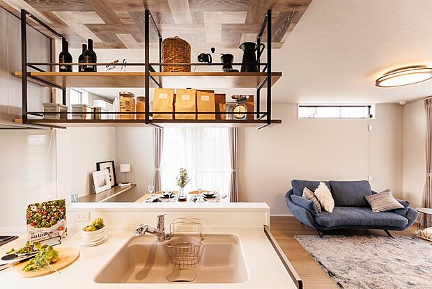 【【施工例】キッチン】清潔感と開放感がある白いキッチンは、自然と掃除したくなる傾向があるんです