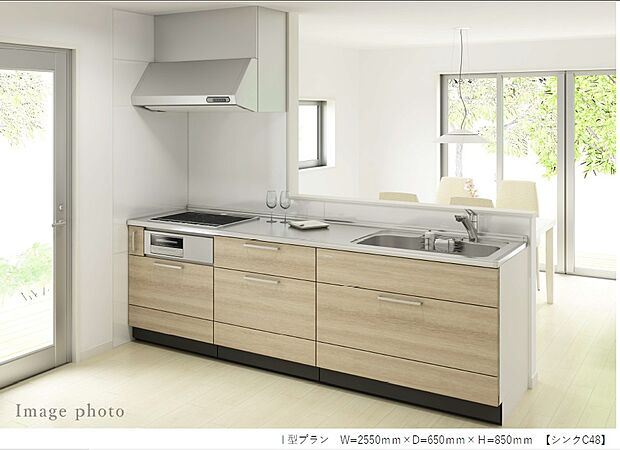 【システムキッチン「オフェリア」】天然素材が持つ風合いを美しく再現しながら、使い勝手にも磨きをかけた、どこまでもスタイリッシュなデザイン。