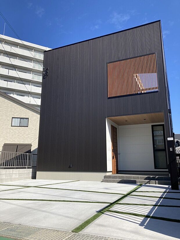 【【施工例】外観】重厚感と落ち着きのある外観。